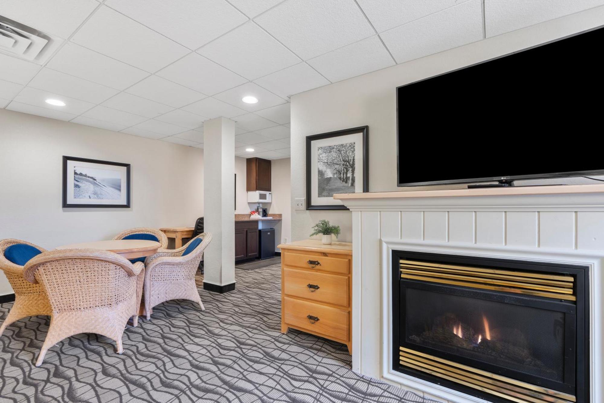 Cherry Tree Inn & Suites Traverse City Esterno foto