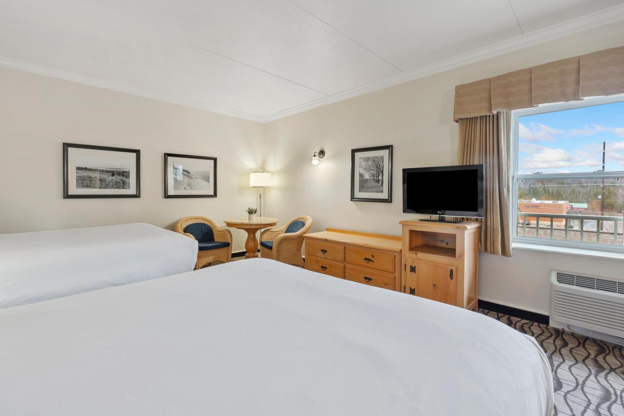 Cherry Tree Inn & Suites Traverse City Esterno foto